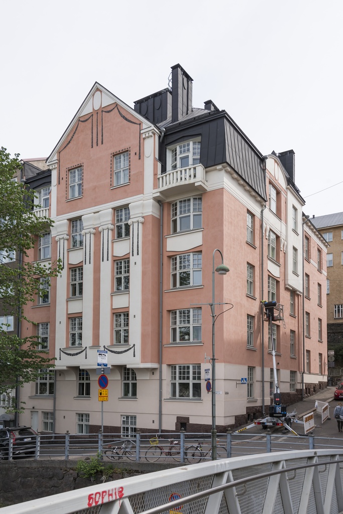 Välikatu 1 - Kristianinkatu 5. Georg Wasastjernan ja Gustaf Adolf Lindbergin suunnittelema rakennus vuodelta 1906.