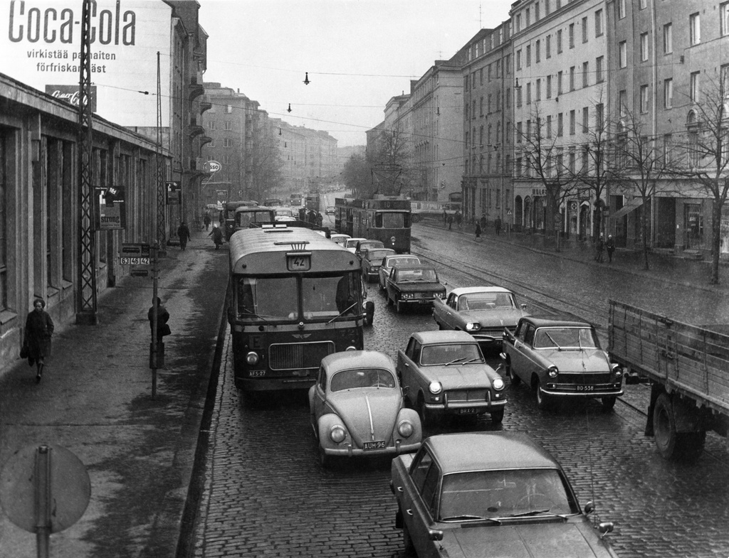 Liikennettä Mannerheimintiellä Töölön hallin kohdalla, Mannerheimintie 74.
