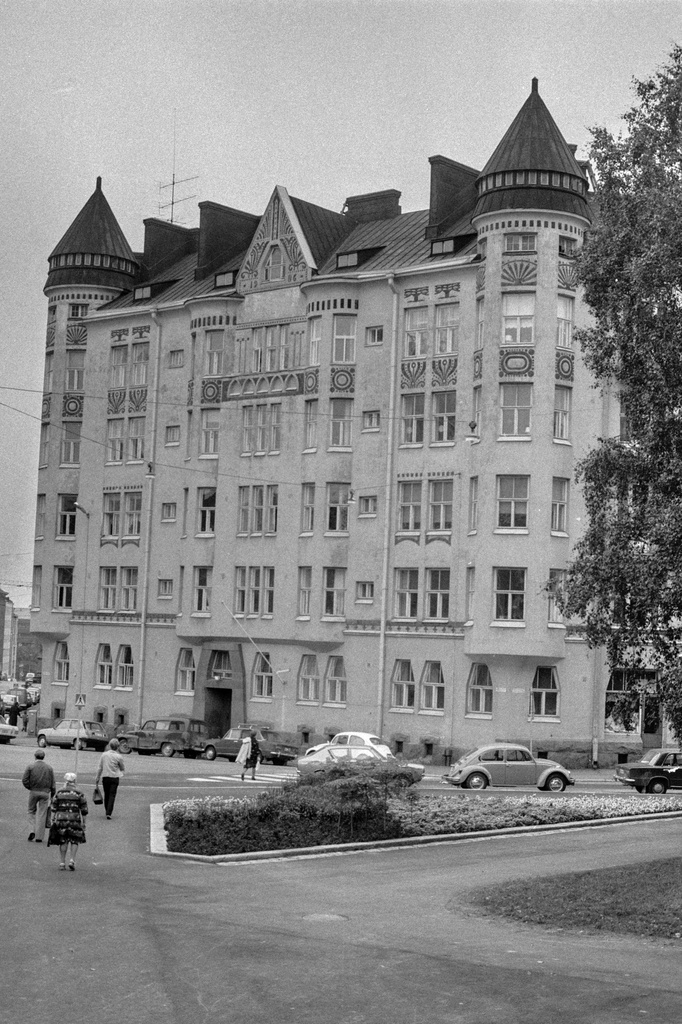 Asunto Oy Ihantola. Jugendtyylisen rakennuksen on suunnitellut O. E. Koskinen. Rakennus on valmistunut 1907.