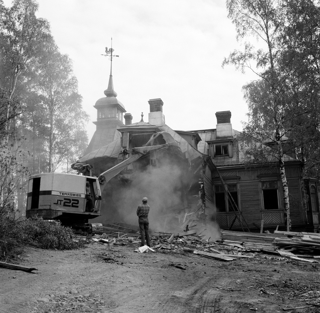 Purkutöitä. Etelä-Haaga, Sankaritie 9. Villa Johannislund.