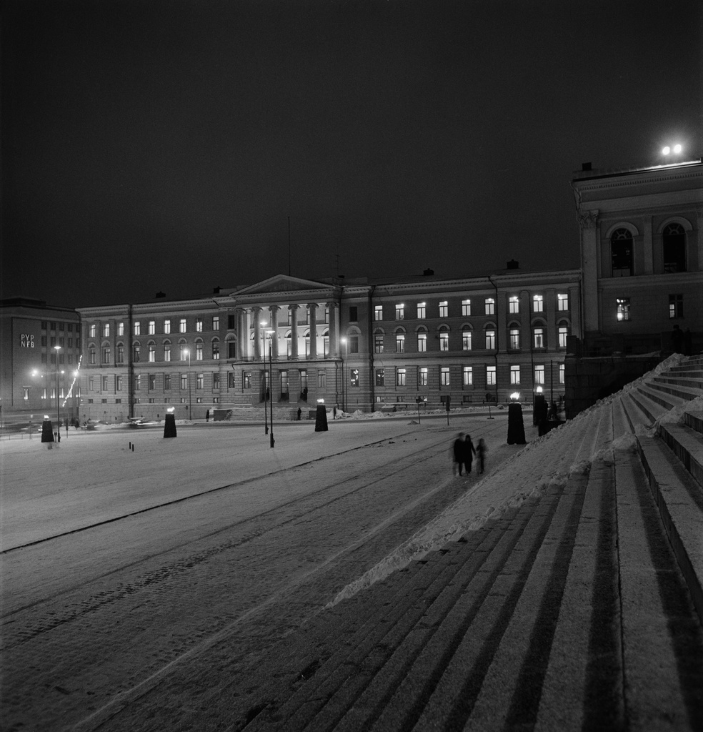 Tervapatoja itsenäisyyspäivän kunniaksi Senaatintorilla  Yliopiston päärakennuksen ja Tuomiokirkon edustalla.