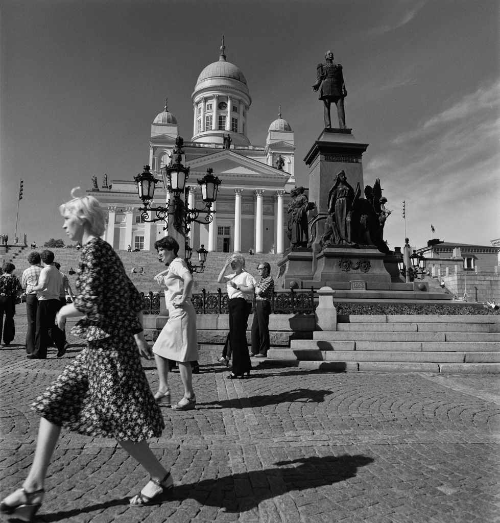 Helsingin Tuomiokirkko, Senaatintori ja Aleksanteri II :n muistopatsas.