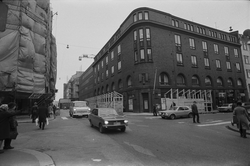 Annankatu. Näkymä Annankadulta Kalevankadun kulmasta luoteeseen. Vasemmalla remontissa oleva paketoitu Annankatu 24 - Kalevankatu 15 -talo, oven päällä KOP:n kyltti. Oikealla Annankatu 23 -Kalevankatu 13 -talo, jota osittain ympäröi lauta-aita.