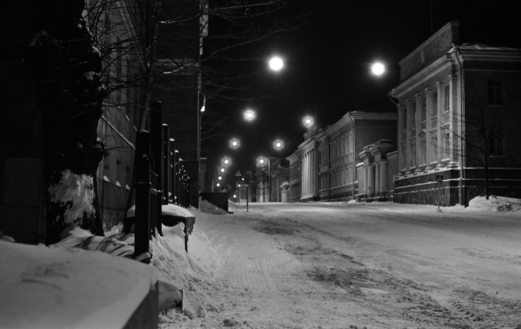 Unioninkatu 38. Näkymä talvi-iltana Unioninkadulta Hyksin sisätautiklinikan kohdalta Kirkkokadun suuntaan.