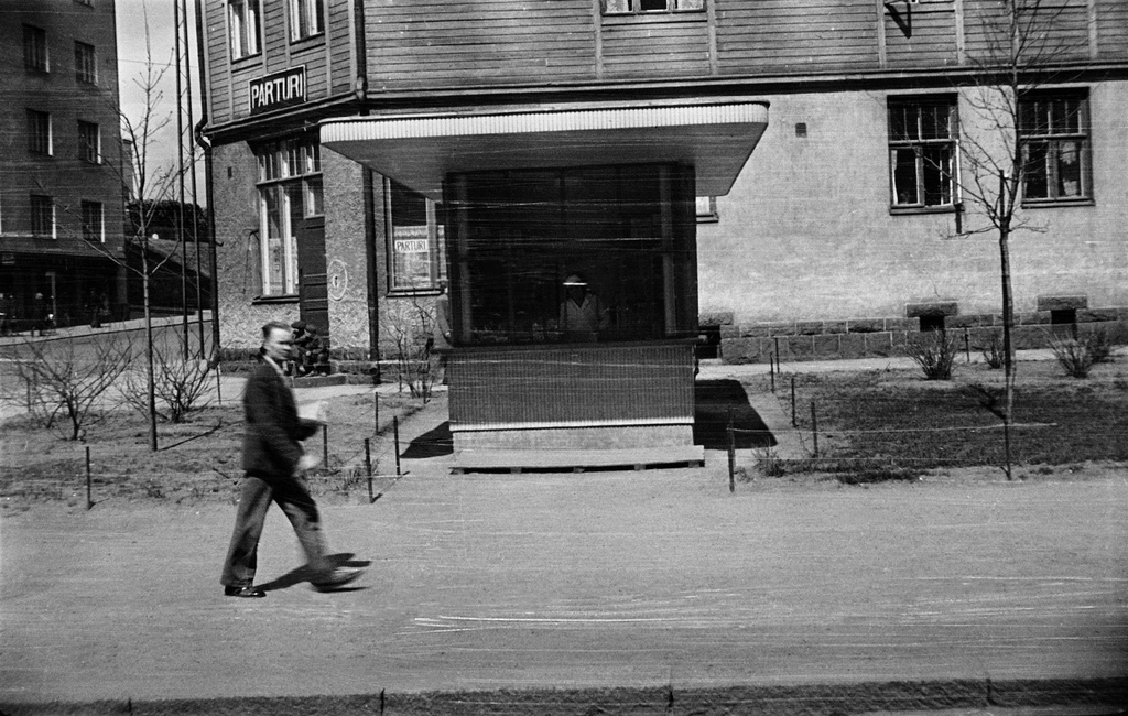 Kioski Helsinginkatu 19:n ja Fleminginkatu 19:n kulmassa.
