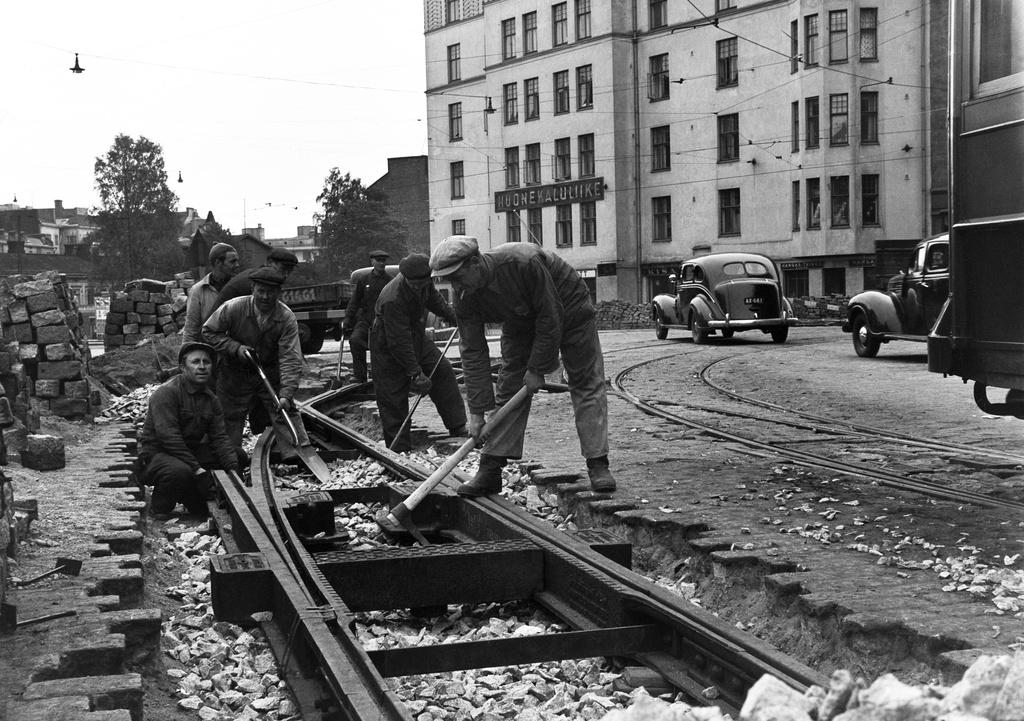 Helsinginkadun toisen raiteen rakennustöitä Hämeentien ja Helsinginkadun risteyksessä. Taustalla Hämeentie 29.