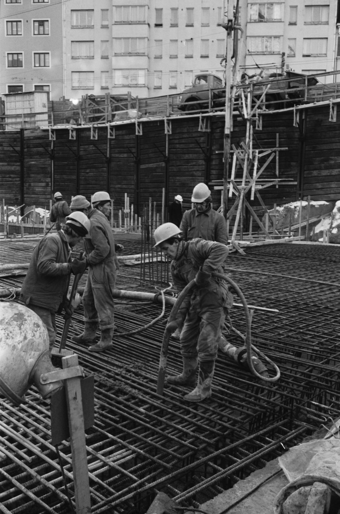 Kamppi Kampinkuja 2. Miehiä suorittamassa teräsbetonivalua Helsingin kaupungin sähkölaitoksen (nyk. Helsingin Energia, Helen) Sähkötalon rakennustyömaalla Runeberginkadun ja Fredrikinkadun välillä. Taustalla Malminkatu 22.
