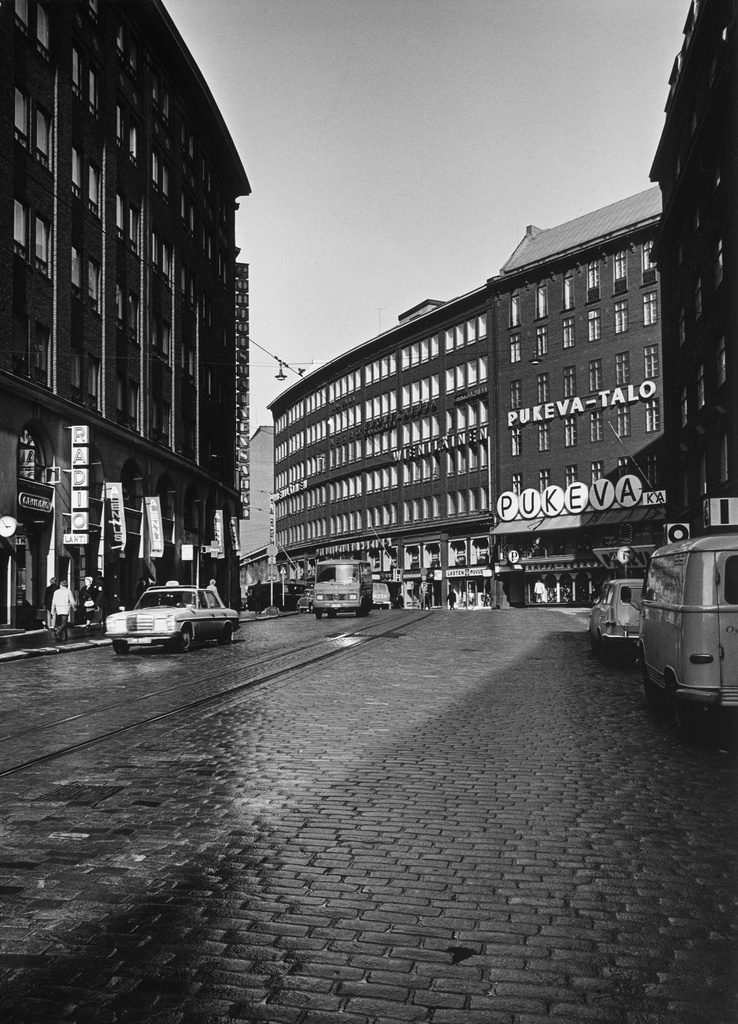 Kaisaniemenkatu 5 ja 7, vasemmalla 4