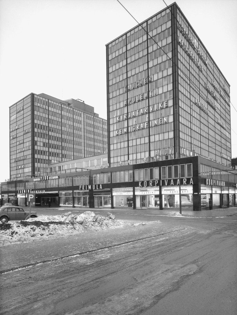 Salomonkatu 17. Autotalo. Yrityksiä: Taucher (mainostoimisto), Apu-lehti, Kirjatarvike Oy, Kemigrafinen Oy, Korpivaara (autotarvikkeita), Primula (kahvila).