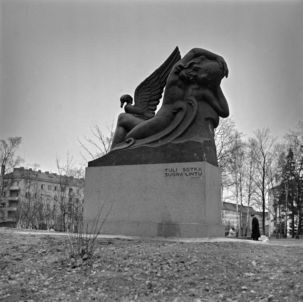 Kuvanveistäjä Aarre Aaltosen suunnittelema, Kalevalan luomismyyttiin liittyvä Ilmatar ja sotka -veistos Sibeliuspuistossa. Aarre Aaltonen voitti 1939 järjestetyn kilpailun Helsinkiin sijoitettavasta Kalevala-aiheisesta veistoksesta, teos sijoitettiin paikoilleen vasta sodan jälkeen 1946. Jalusta on punagraniittia ja siinä on säe Kalevalan ensimmäisestä, Ilmatarta ja sotkaa kuvaavasta runosta.