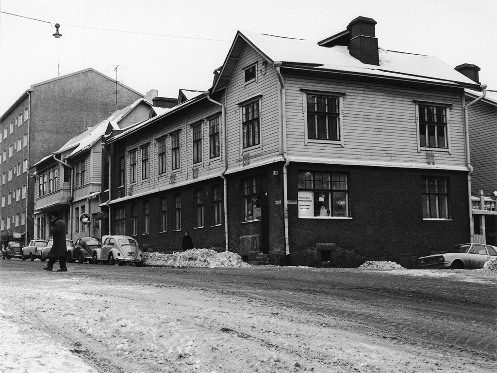 Puutaloja talvella Alppiharjusssa, Kirstinkatu 5-7.