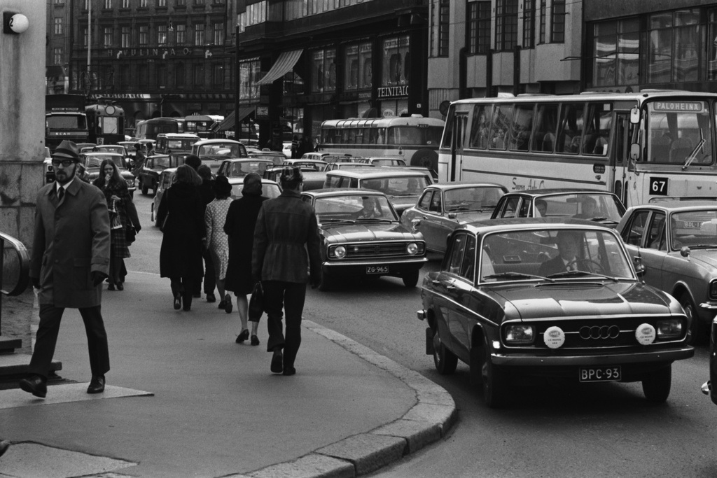 Jalankulkijoita ja autoja iltapäivän ruuhka-aikaan Kaisaniemenkadulla. Näkymä Puutarhakadun (nyk. Yrjö-Koskisen kadun) kulmasta lounaaseen.