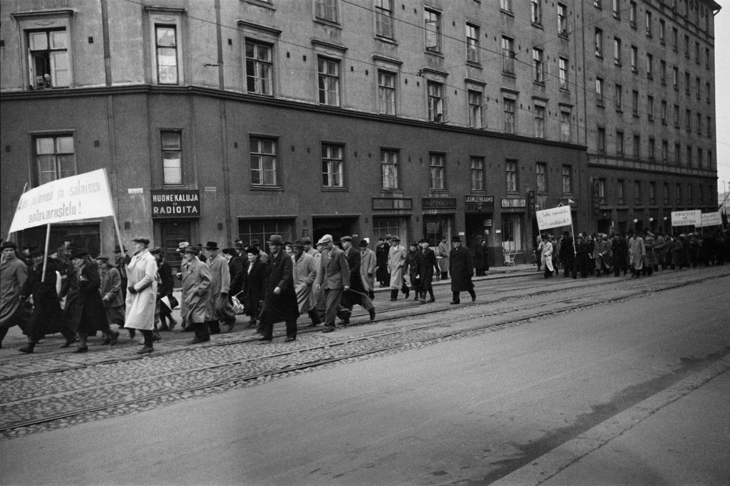 Vasemmiston yhteinen vappukulkue Kaarlenkadulla.