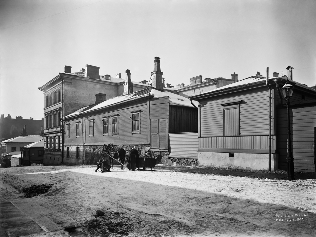 Konstantininkatu (= Meritullinkatu) 30, 28, 26. Maitokauppias rekineen ja hevosineen