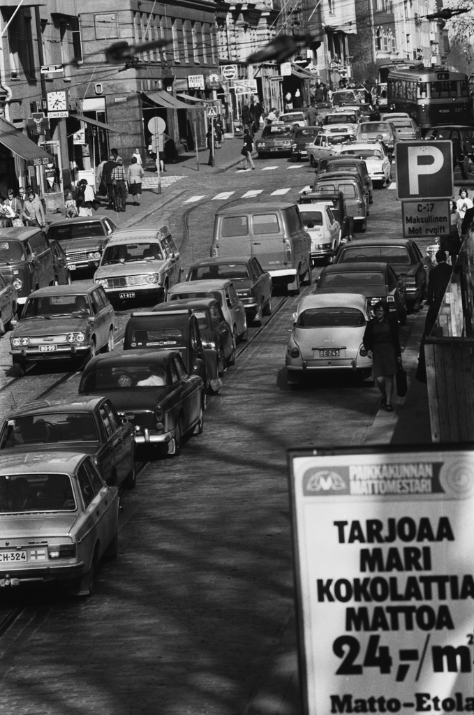 Liisankatu. Iltapäivän ruuhkaliikennettä Liisankadulla Kaisaniemen puoleisessa päässä. Näkymä kiviaidan päältä itään Snellmaninkadun suuntaan.