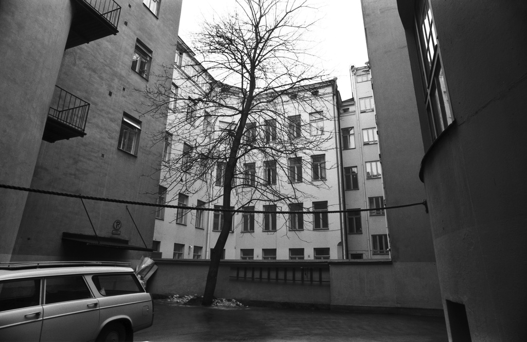 Unioninkatu 4. Näkymä Unioninkatu 4:n talon sisäpihalta. Matalan muurin takana Unioninkatu 6.
