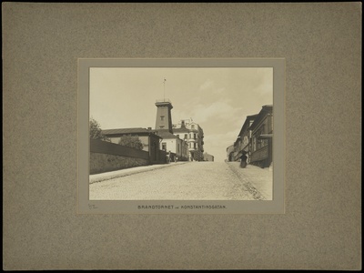 Konstantininkatu (=Meritullinkatu) 12b, 14, 9, 11. Pohjoinen palotorni. Vasemmalla portin luona kaksi miestä ja ryhmä lapsia.  duplicate photo