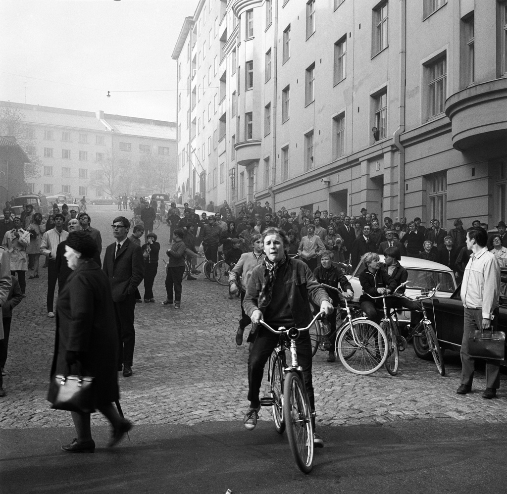 Tulipalo Museokadulla. Katsojia Minervankatu 1 edustalla. Museokatu 34.