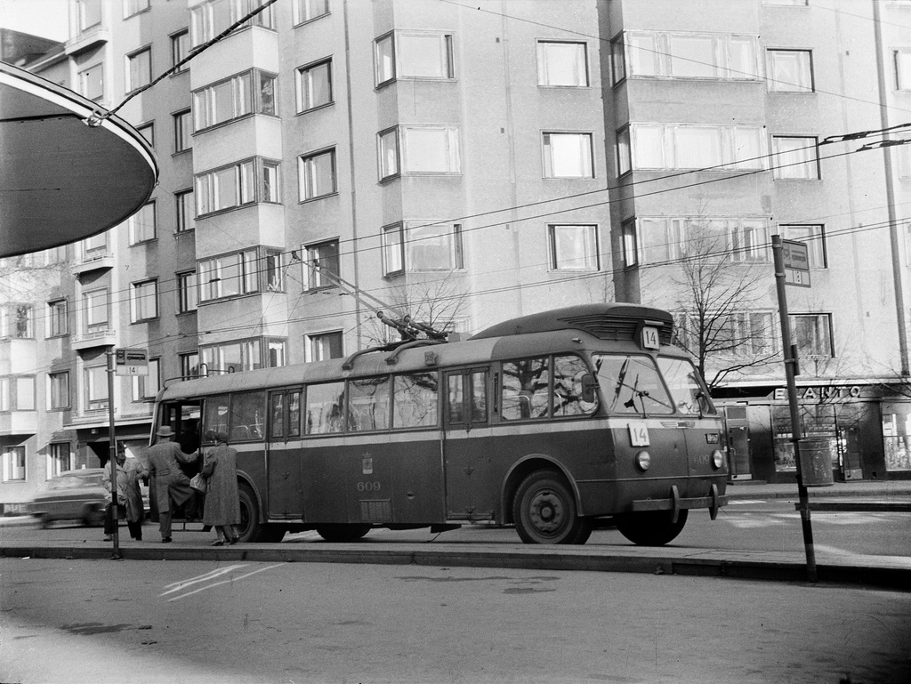 Liikennelaitoksen johdinauto Topeliuksenkadun ja Runeberginkadun risteyksessä. Taustalla Topeliuksenkatu 1.
