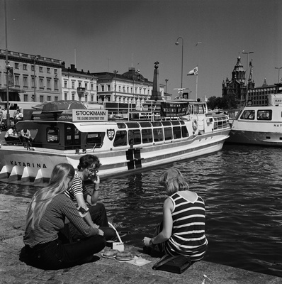 Kauppatori, ruokailevia ihmisiä Kolera-altaan äärellä. Taustalla vesibussi Katarina.  similar photo