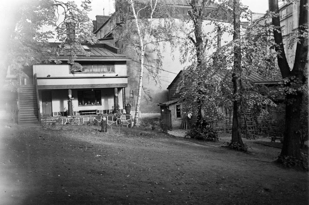 Pohjoisranta 12. Kaksi rakennusta sisäpihalla.