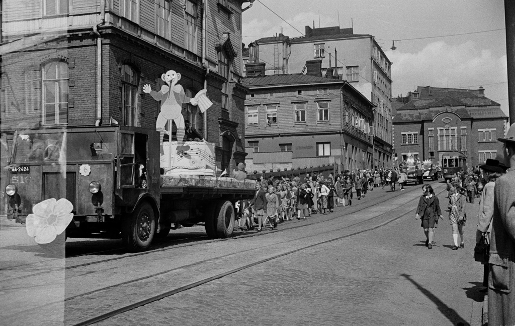 Lasten Päivän kulkue Porthaninkatu 8:n ja 10:n kohdalla. Taustalla Kallion kirjasto.