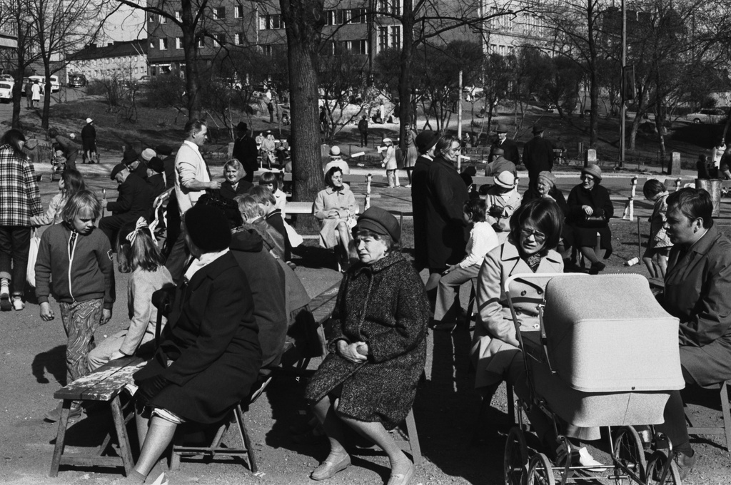 Karhupuisto. Ihmisiä istuskelemassa penkeillä puistotapahtuman aikaan Karhupuistossa.