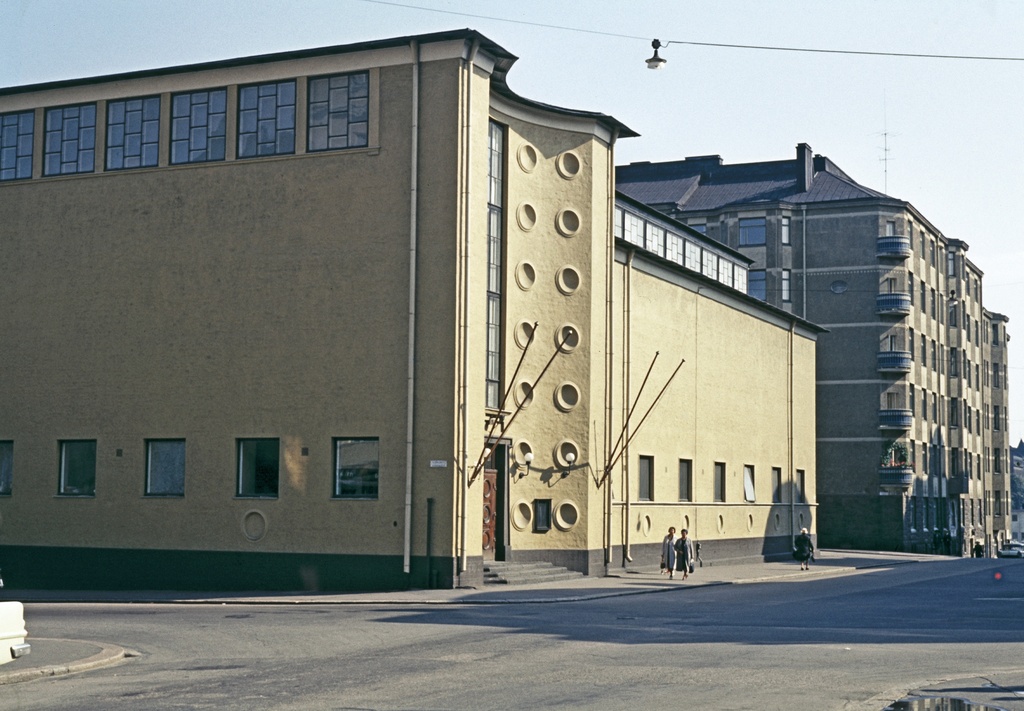 Taidehalli (Nervanderinkatu 3), taustalla Nervanderinkatu 1.
