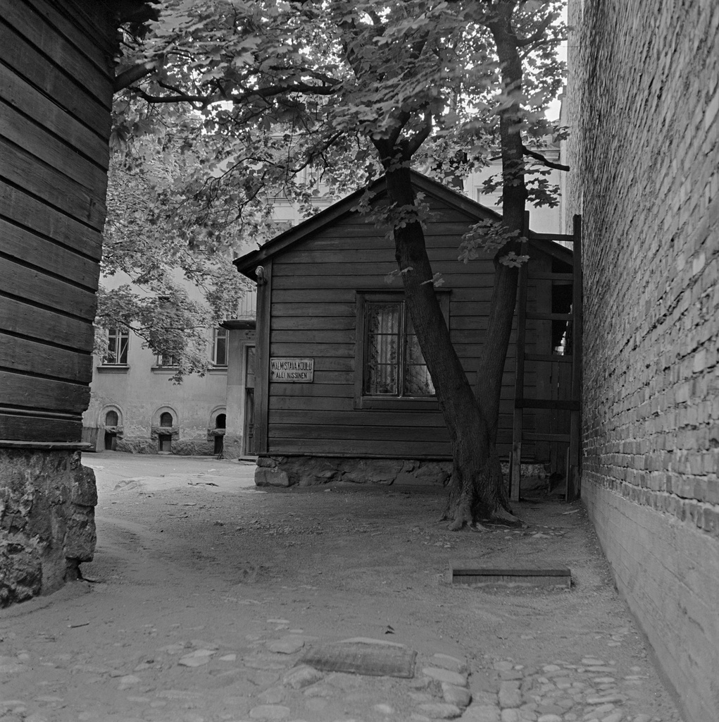 Uudenmaankatu 24, näkymä pihalle, jossa puurakennuksessa Alli Nissisen valmistava koulu.