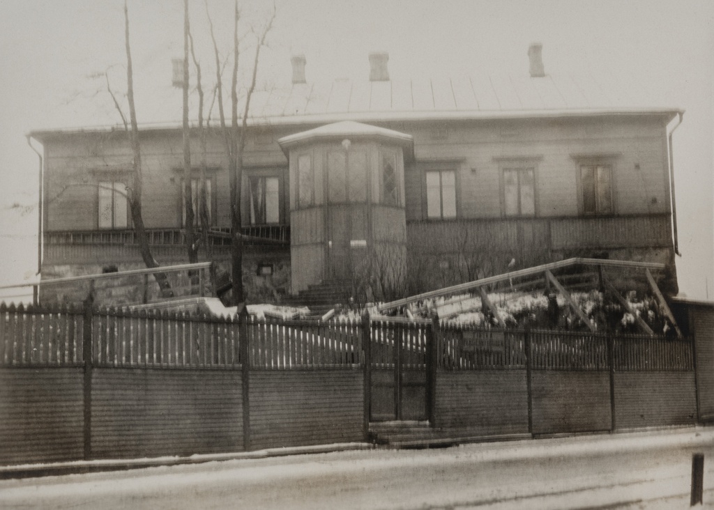 Sörnäisten rantatie 2 (nykyisin Sörnäisten rantatie 4), puutalo Hakaniemessä, joka oli Akseli Renvallin (1868-1945) syntymäkoti.