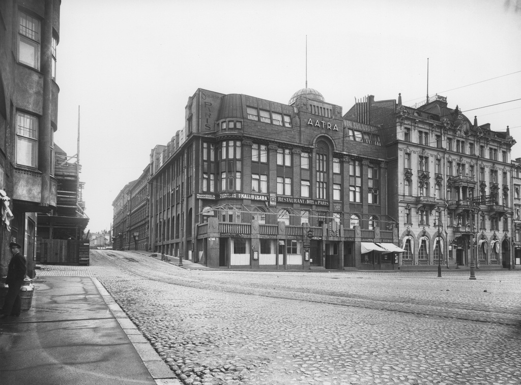 Mikonkatu 19, 17 - Vilhonkatu 6, 4. Numero 19, Aatran talo, jossa Konekauppa Oy Aatra, vienti- ja tuontiliike Oy Kallio & Sara, hotelli-ravintola Hôtel de Paris ja Kansanravintola . Ylimmässä kerroksessa valokuvaamo Société Paris.