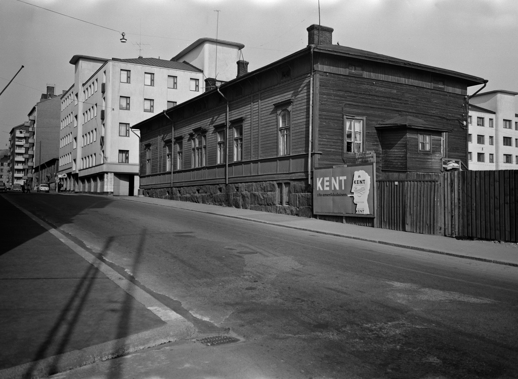Ruoholahdenkatu 26, 24. Kadun varrella Kent -tupakan ulkomainos.