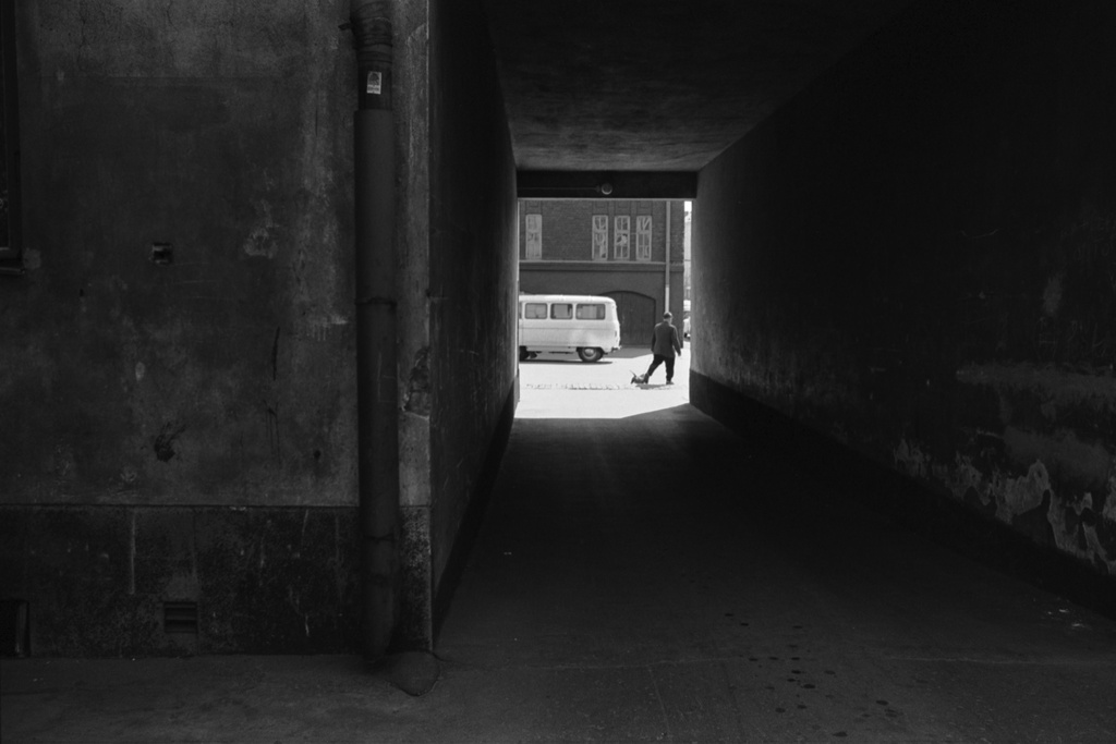 Hakaniemenkatu 3. Näkymä Hakaniemenkatu 3:n pihalta porttikäytävään kadun suuntaan, jossa Lemminkäinen Oy:n talon kulma.