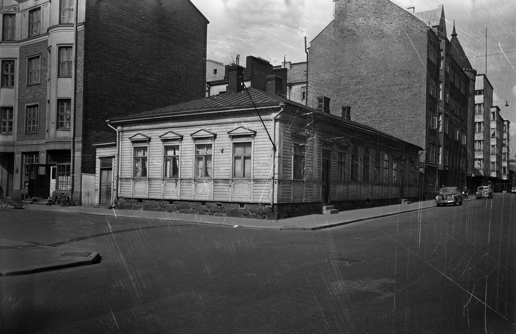 Keskellä puutalo Abrahaminkatu 4 (Kalevankatu 49), oikealla Abrahaminkatu 6.