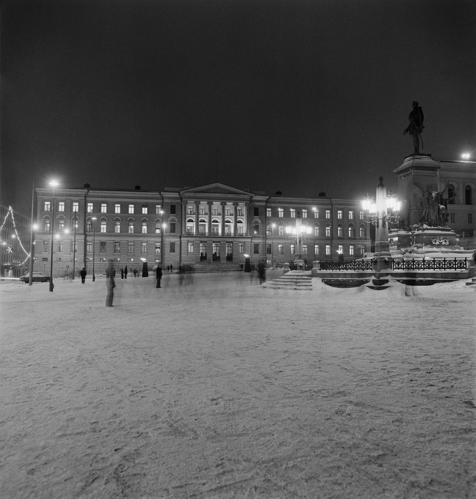 Tervapatoja itsenäisyyspäivän kunniaksi Senaatintorilla  Yliopiston päärakennuksen ja Tuomiokirkon edustalla.