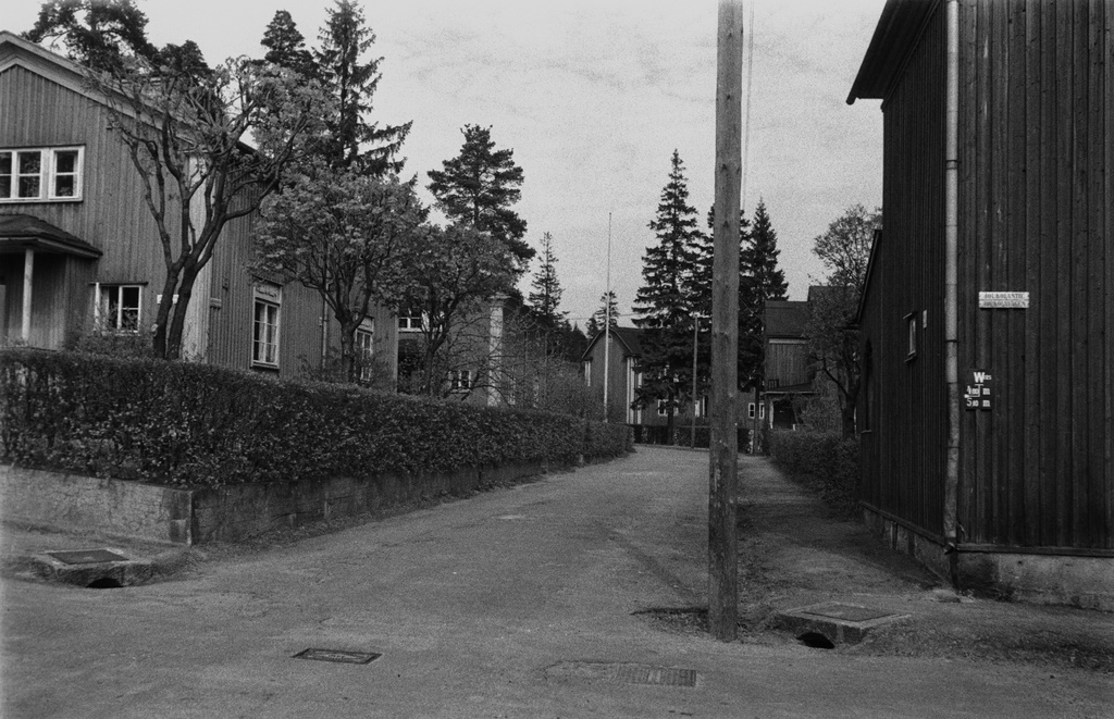 Käpylä. Puurakennuksia. Vasemmalla Oikealla Joukolantie 17. - Tapiolantie 29. Vasemmalla Tapiolantie 24.