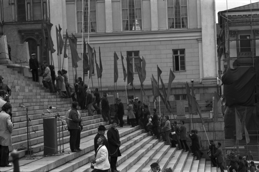 Hallituskatu 7. Työväen vappukulkueen punalippujen kantajia nousemassa Tuomiokirkon portaita 1.5.1972.