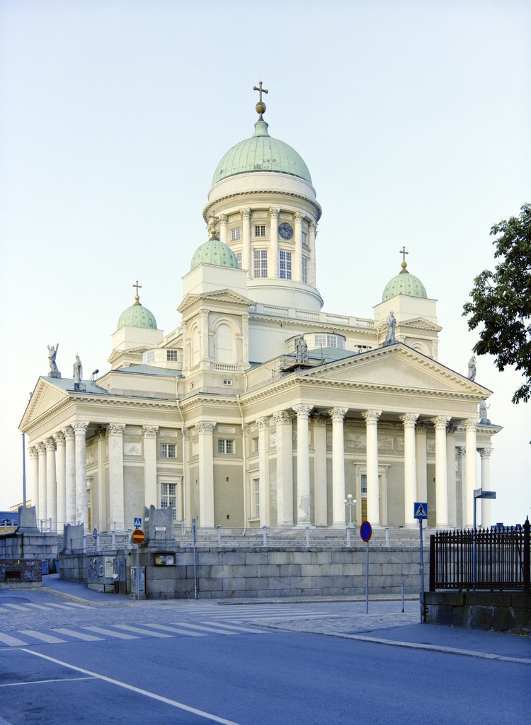 Helsingin tuomiokirkko  nähtynä Kirkkokadulta Yliopiston kirjaston kulmalta