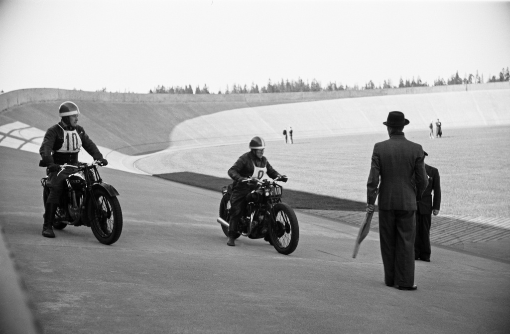 Velodrom, Helsingin pyöräilystadion, moottoripyöräkilpailut. Kaksi kilpailijaa ja toimitsijat lähdössä.