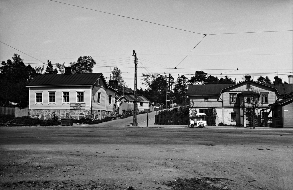 Turuntie (= Mannerheimintie 69, 71). Huviloita Lääkärinkadun kulmassa.