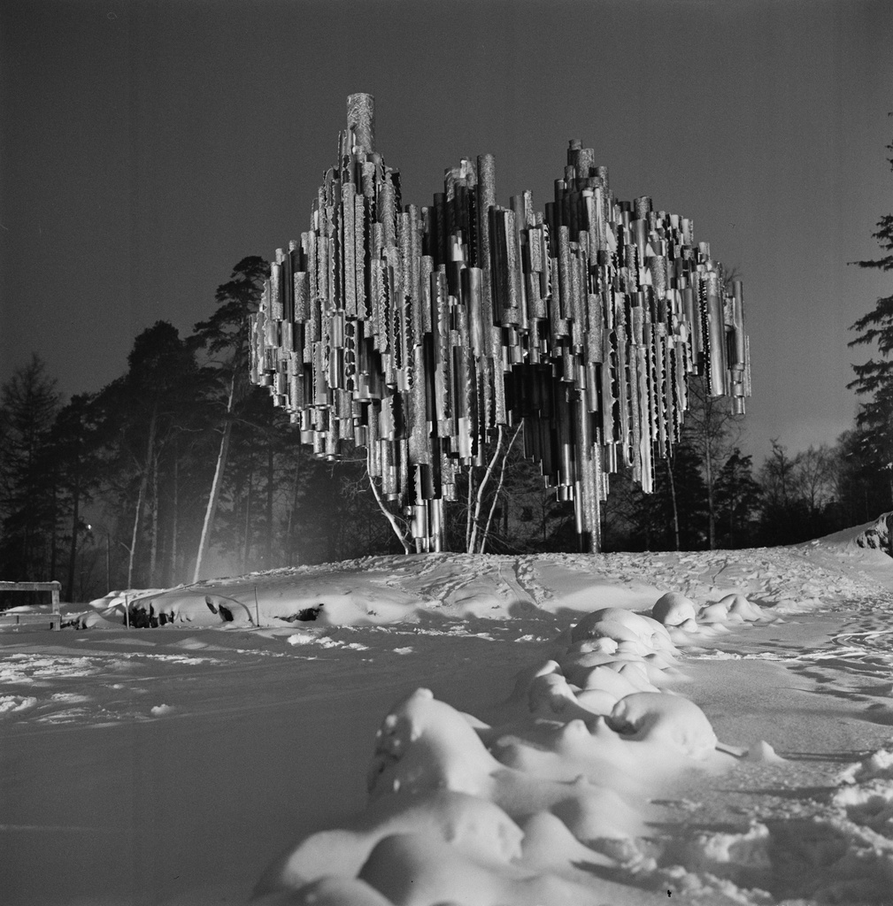 Sibelius-monumentti, Sibeliuksen puisto. Kuvanveistäjä Eila Hiltunen. Kuvattu talvi-iltana.