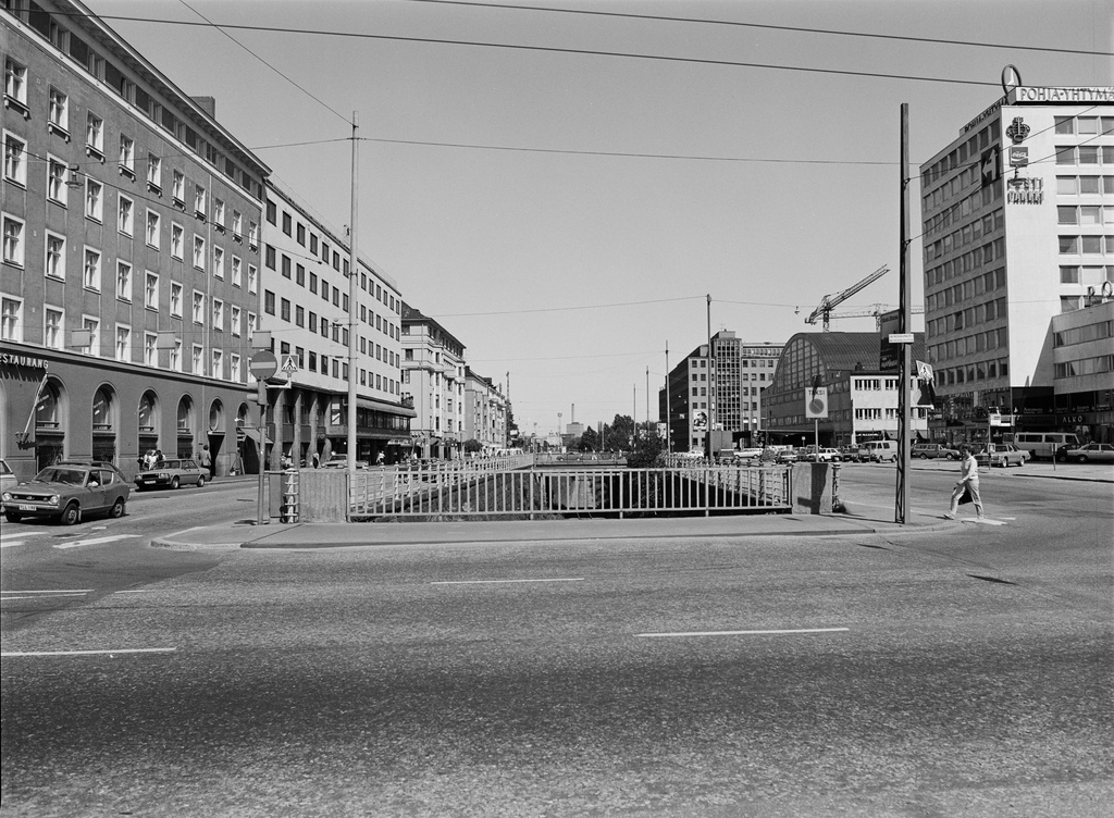 Näkymä Runeberginkadulta Pohjoisen ja Eteläisen Rautatiekadun suuntaan.  Vasemmalla Pohjoinen Rautatiekatu 23, 21.  Oikealla Fredrikinkatu 52.