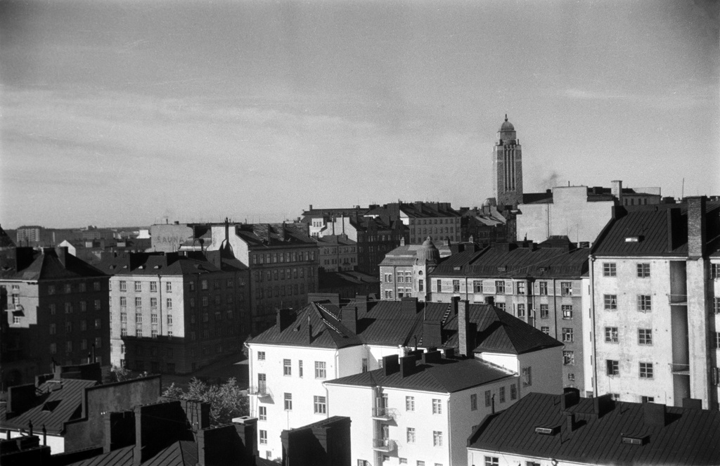 Kallion kattoja Hämeentieltä Kallion kirkolle päin. Keskellä Kaikukuja 3. - Pengerkatu 5. Vasemmalla Ässänrinne 4, 6, 8, 10. Oikealla Pengerkatu 4, 6.