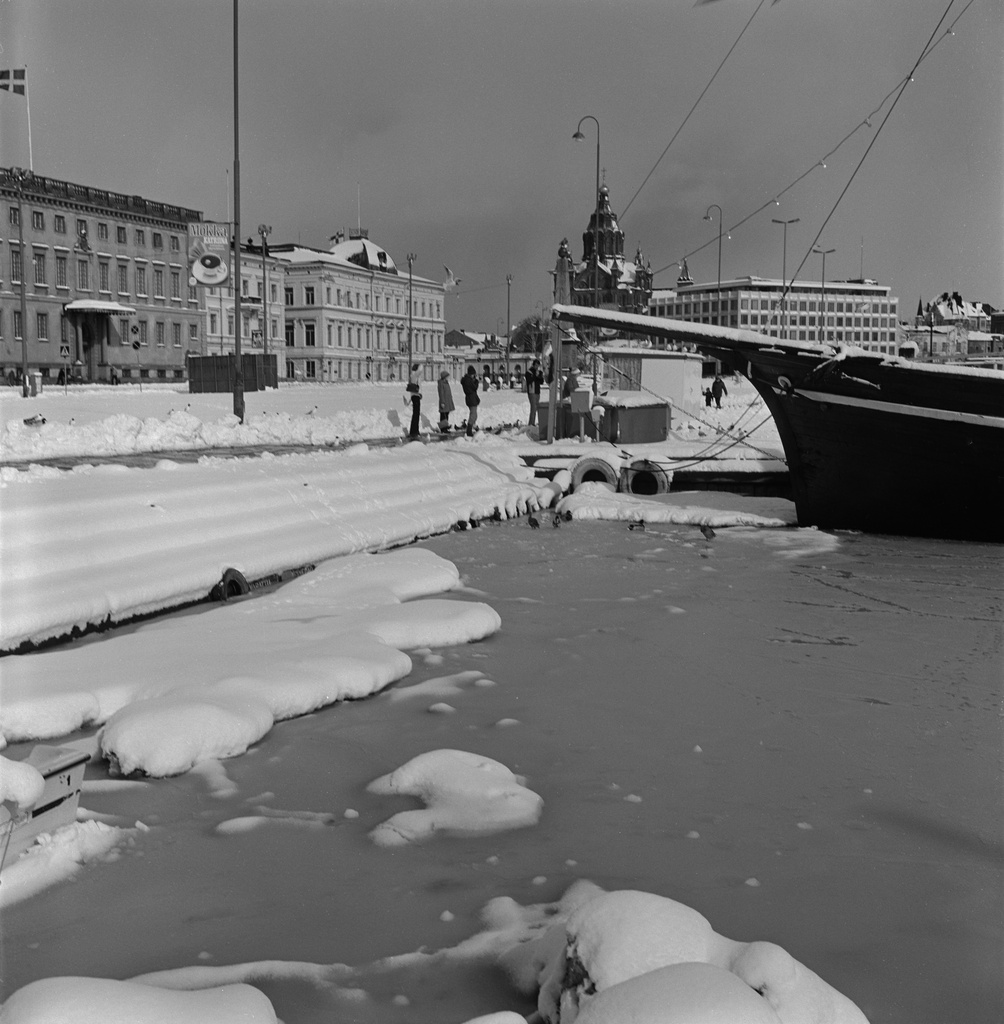 Kauppatori, Kolera-allas ja Pohjoisesplanadi 7, 5 ja 3 huhtikuisen lumisateen jälkeen.