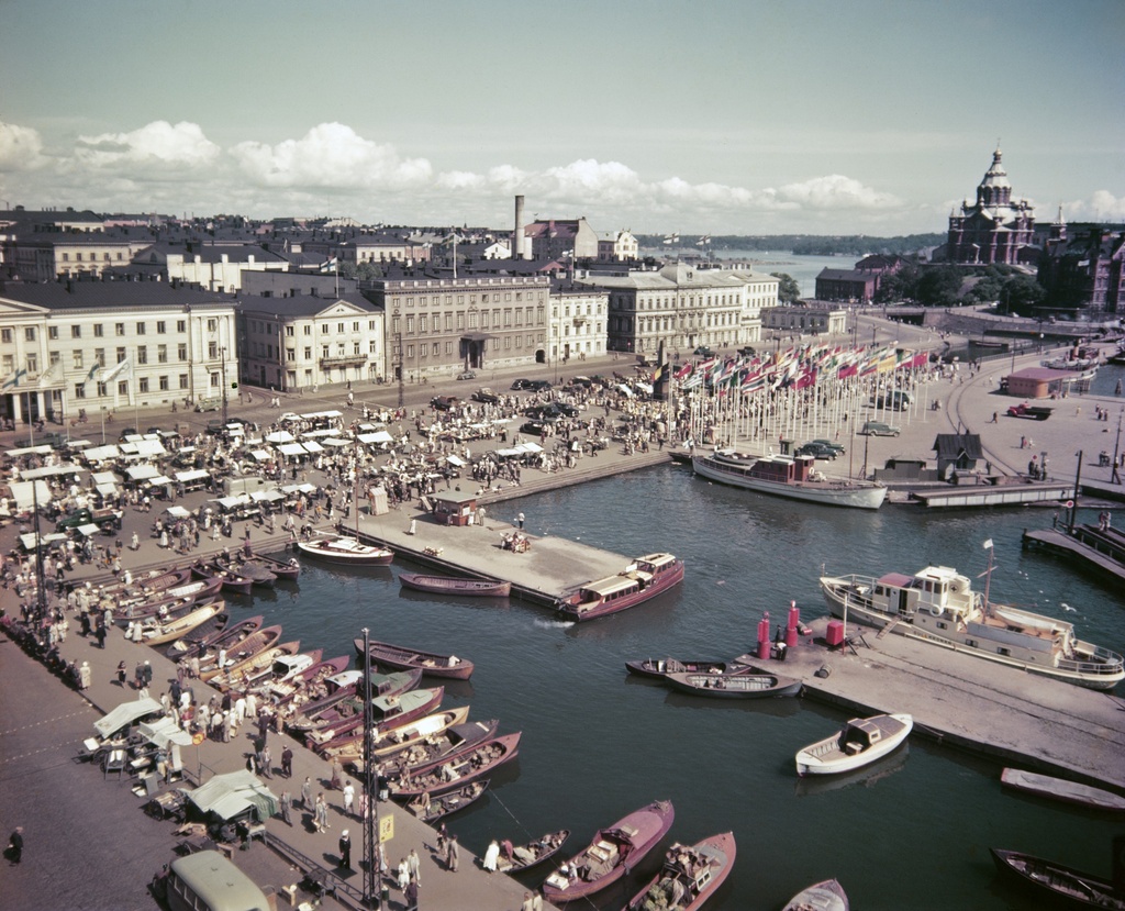 Näköala Kauppatorille ja Kolera-altaalle toriaikaan Teollisuustalon katolta Helsinki olympialaisten aikana 1952. Taustalla Pohjoisesplanadi 1, 3, 5, 7, 9 ja 11-13.