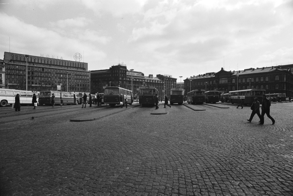 Busseja Rautatientorilla. Näkymä Mikonkadun ja Kaivokadun risteyksen suuntaan.