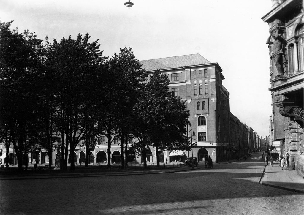 Yrjönkatu 12-14 ja  Kolmikulma.