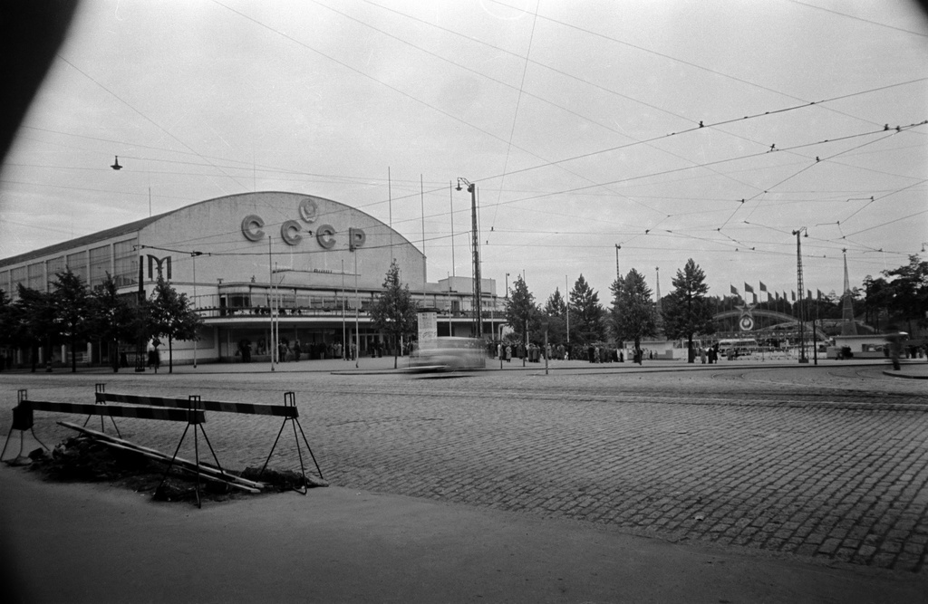 Neuvostoliiton teollisuusnäyttely 29.5.-13.6.1948. Messuhalli (=Töölön kisahalli) nähtynä Mannerheimintieltä.