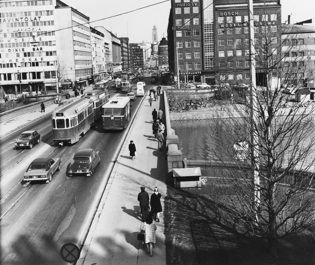 Liikennettä Pitkälläsillalla.