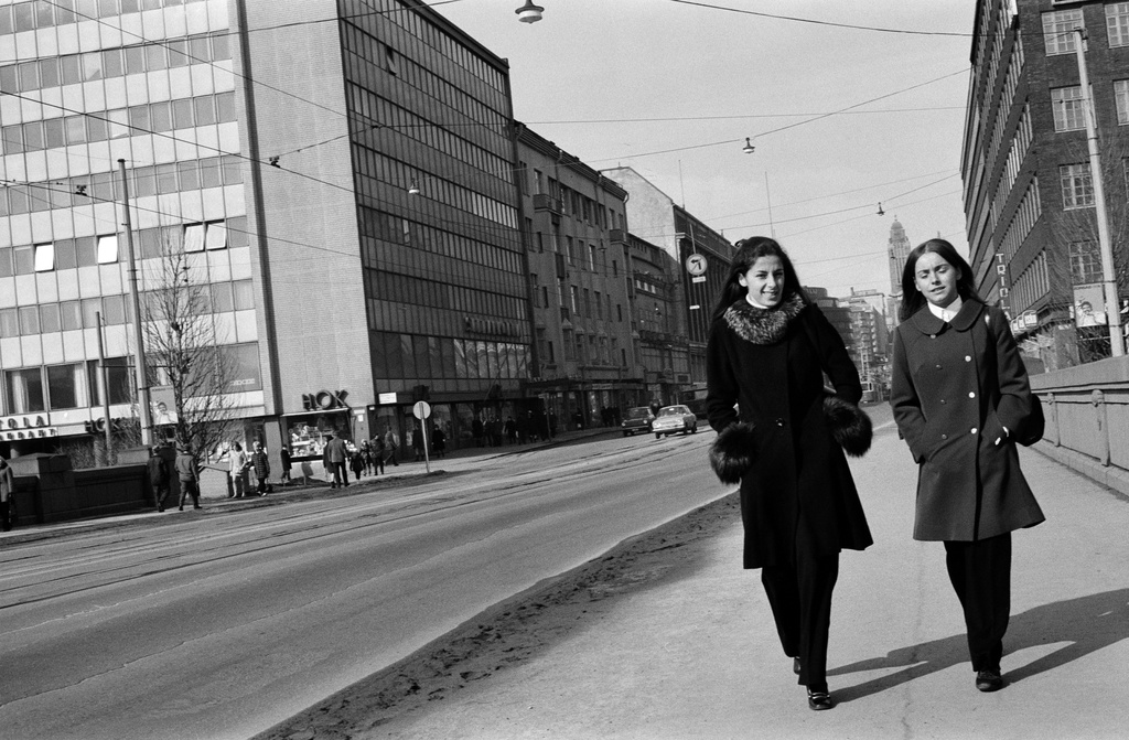 Jalankulkijoita Pitkälläsillalla, vas. Siltasaarenkatu 2. Taustalla on Kallion kirkko.